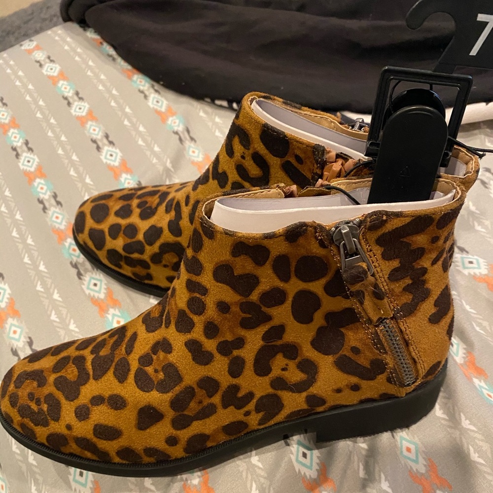 NWT Cheetah Print Zip Up Booties